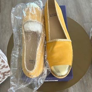 Espadrilles can be worn as ballet flats